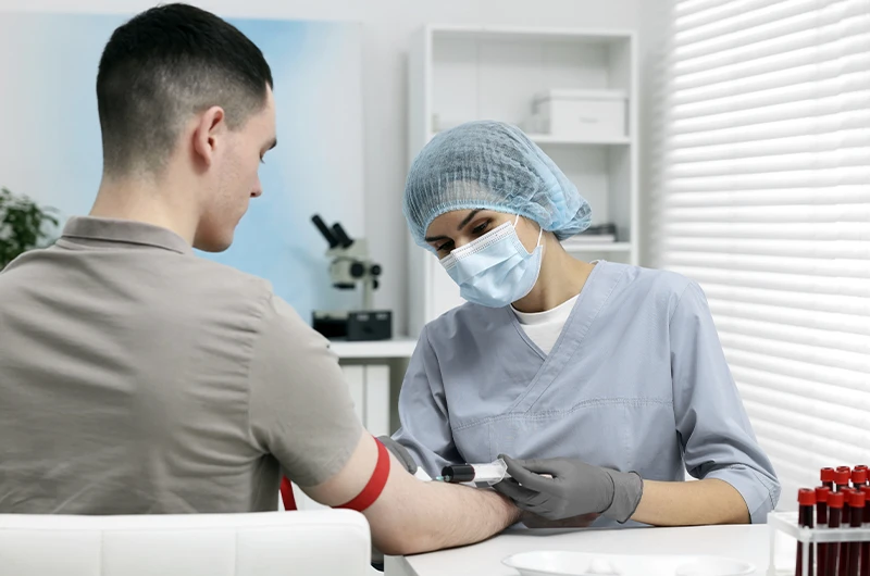 Monitoramento laboratorial durante o acompanhamento clínico hormonal